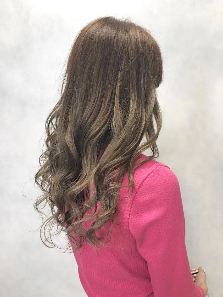 ロング 外国人風カラー ハイライト レイヤーカット ヘアカラー トリートメント 小澤大輔 YOLO hairのヘアスタイル