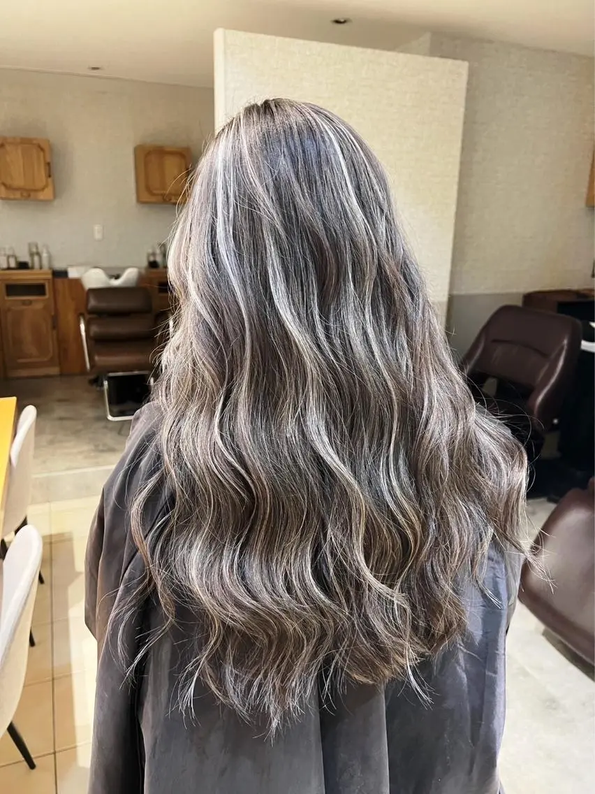 ロング カラー ダークグレー ダークグレージュ グレージュ ハイライトカラー ハイライト ヘアカラー トリートメント 指名数No.1 /NAOYAのヘアスタイル