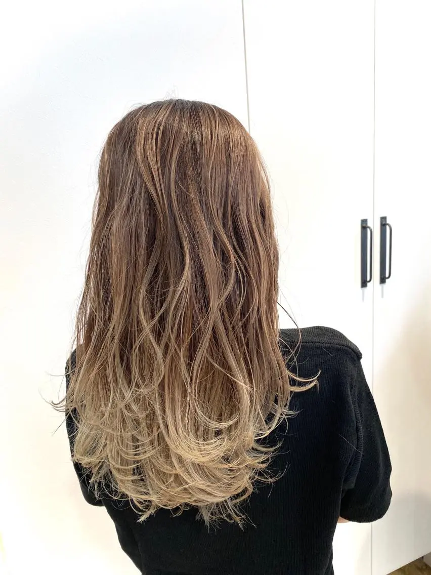 ロング カラー バレイヤージュ ベージュカラー ダブルカラー グラデーションカラー レイヤーカット カット ヘアカラー トリートメント Kazu .Kのヘアスタイル