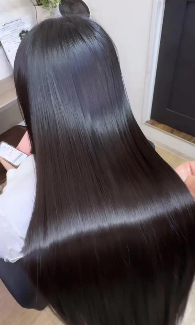 セミロング ブリーチカラー コティのヘアスタイル