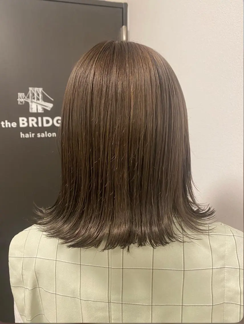 ショート カラー ベージュカラー オリーブベージュ the BRIDGE 加藤みのりのヘアスタイル