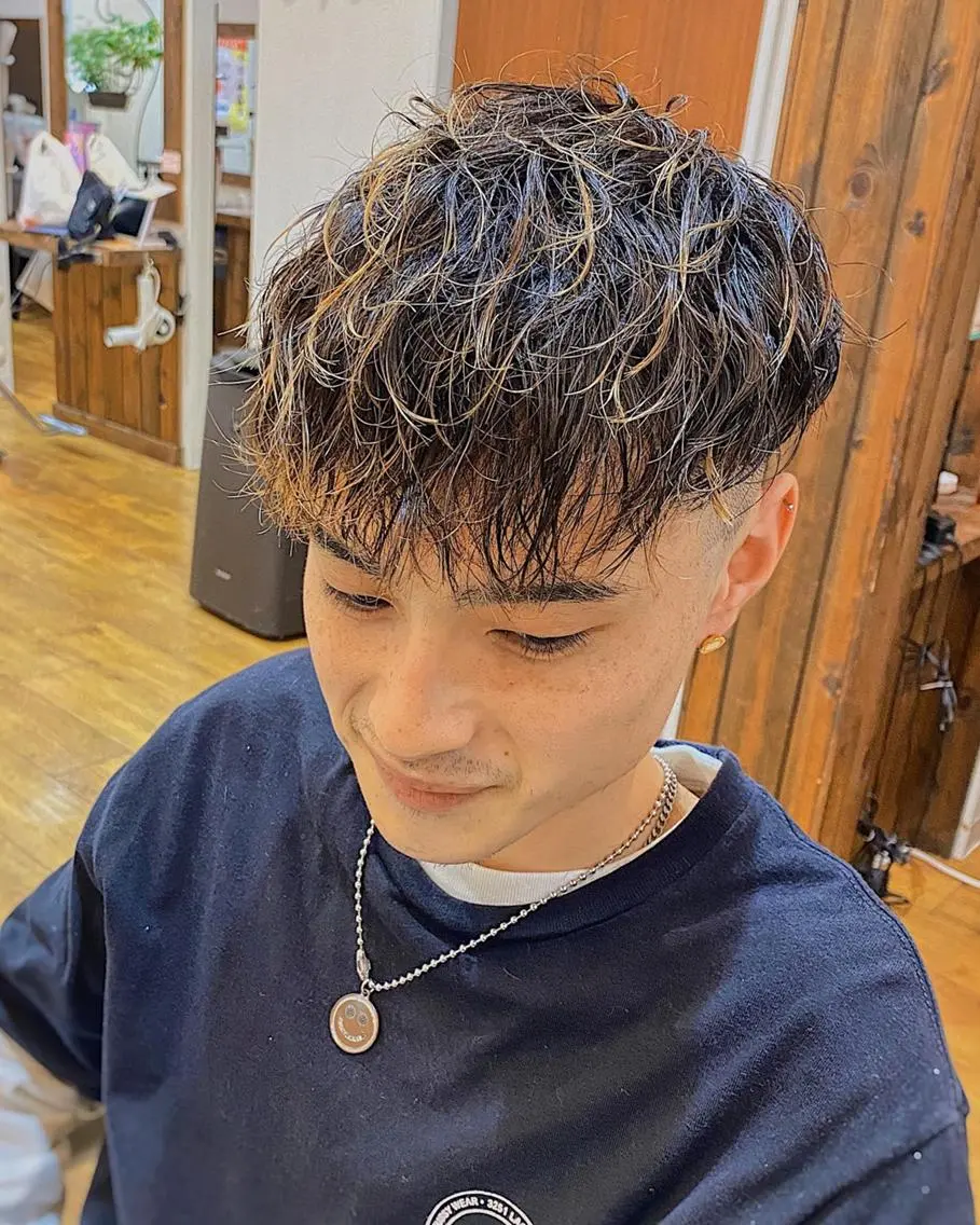 パーマ メンズ センターパート マッシュ メンズパーマ メンズツイストパーマ 波巻きパーマ 原田 涼矢のヘアスタイル