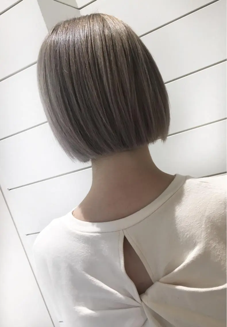 ショート カラー アッシュ ブリーチ シルバー シルバーアッシュ 鍵山 千秋のヘアスタイル