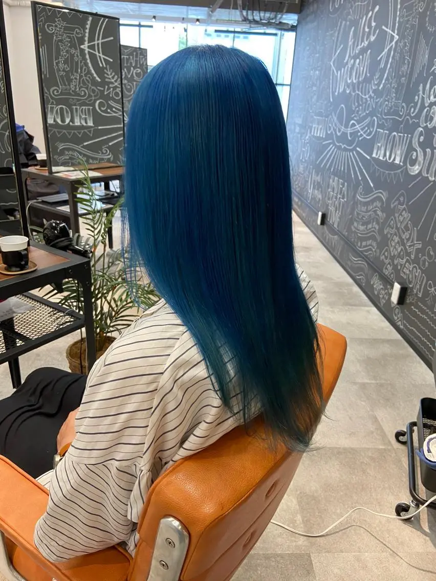 セミロング カラー ブリーチ ブルーカラー ヘアカラー トリートメント ウルフカット レイヤーカット上柿のヘアスタイル