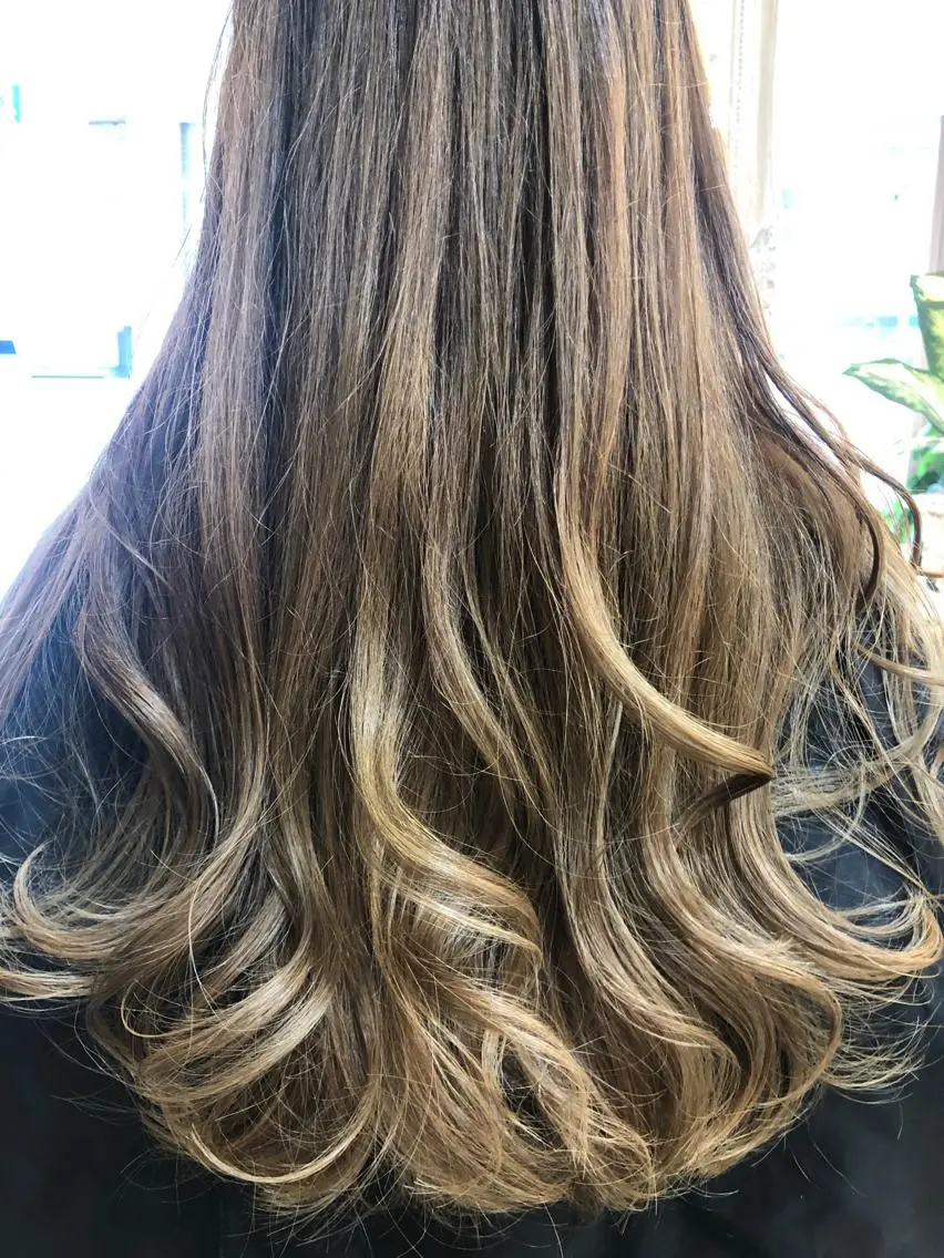 ロング カラー ブリーチ 透明感カラー waRin syamp&headのヘアスタイル