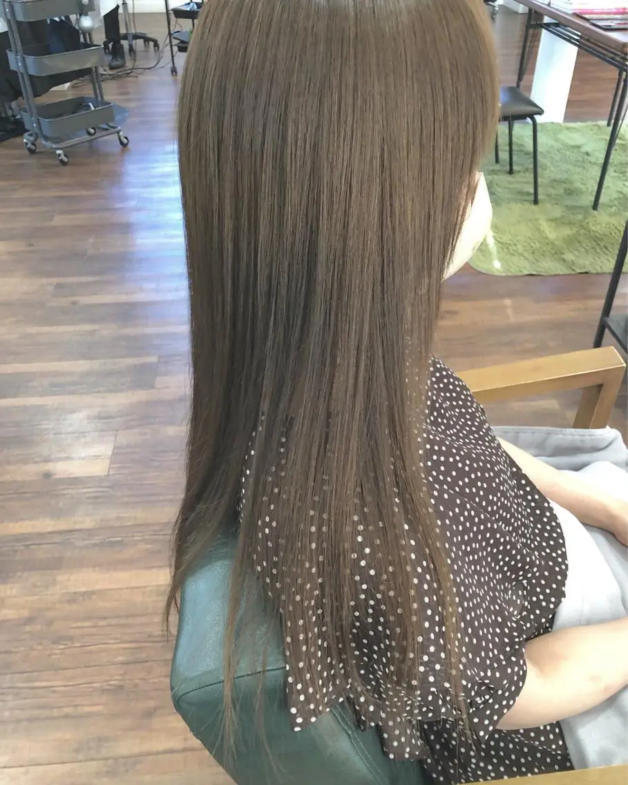 ロング カラー グレージュ ミルクティーグレージュ 髪質改善 トリートメント 縮毛矯正 江原 彩華のヘアスタイル