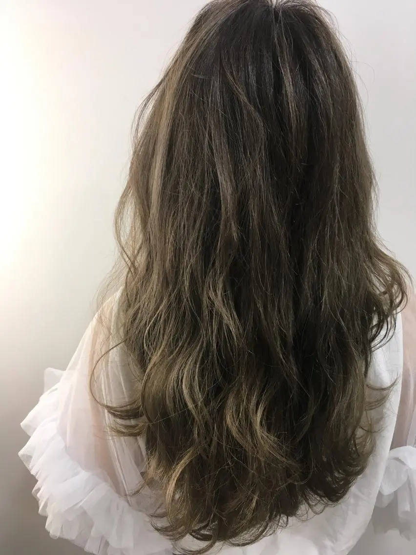 セミロング カラー グラデーションカラー ハイライトカラー ハイライト 髪質改善 中川 翔のヘアスタイル