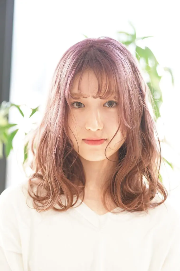ミディアム パープルカラー ハイトーン/レイヤー /ケアブリーチ石川治のヘアスタイル