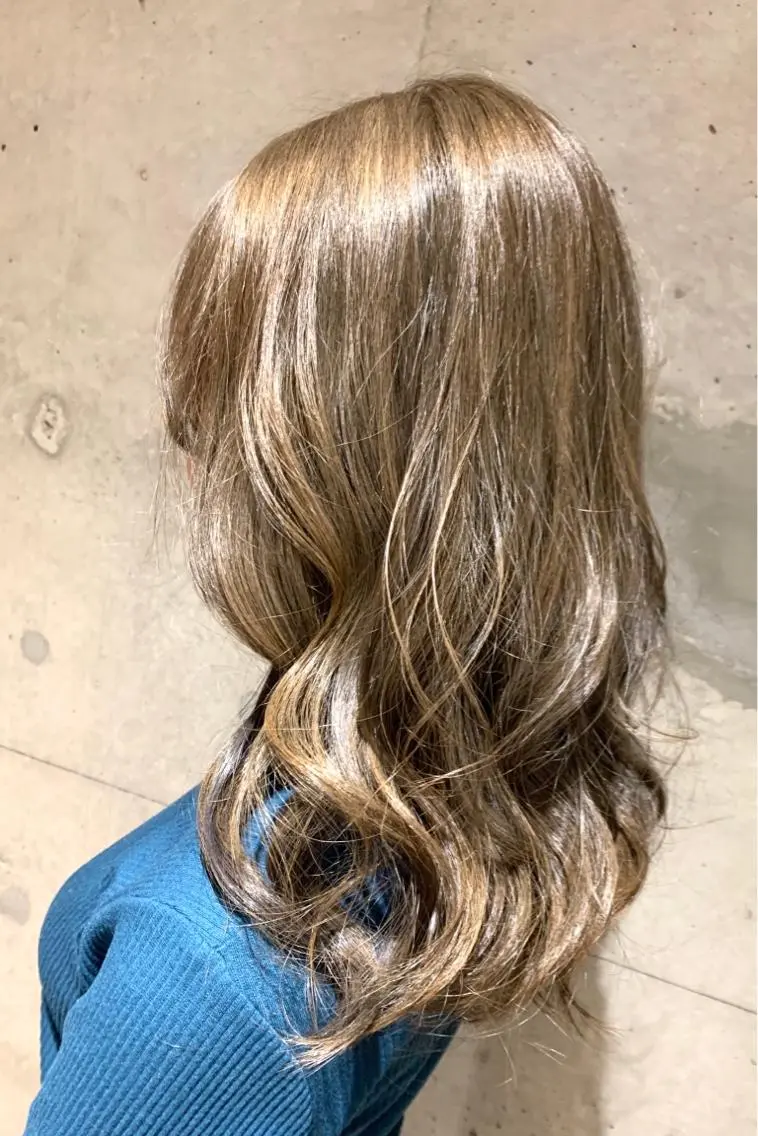 ミディアム カラー ヘアカラー ハイライトが 得意なニキです😊のヘアスタイル