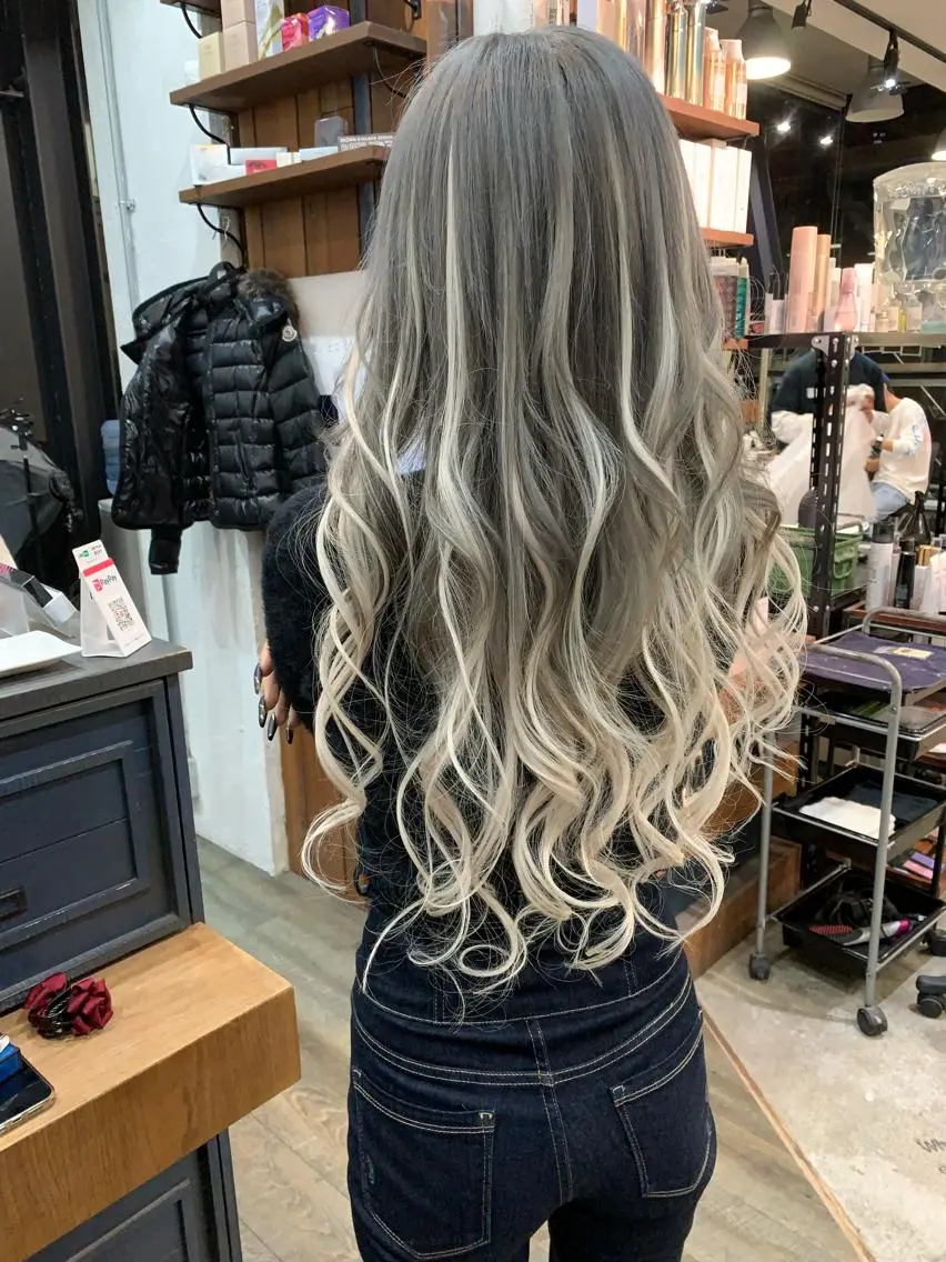 ロング カラー シールエクステ ダブルカラー グラデーションカラー ハイトーンカラー エクステ Mikuri 【Little】のヘアスタイル