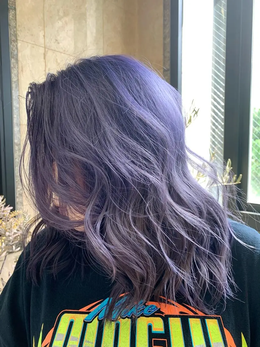 ミディアム カラー ヘアアレンジ 🌟小顔レイヤー× 赤み消し透明感カラーのヘアスタイル