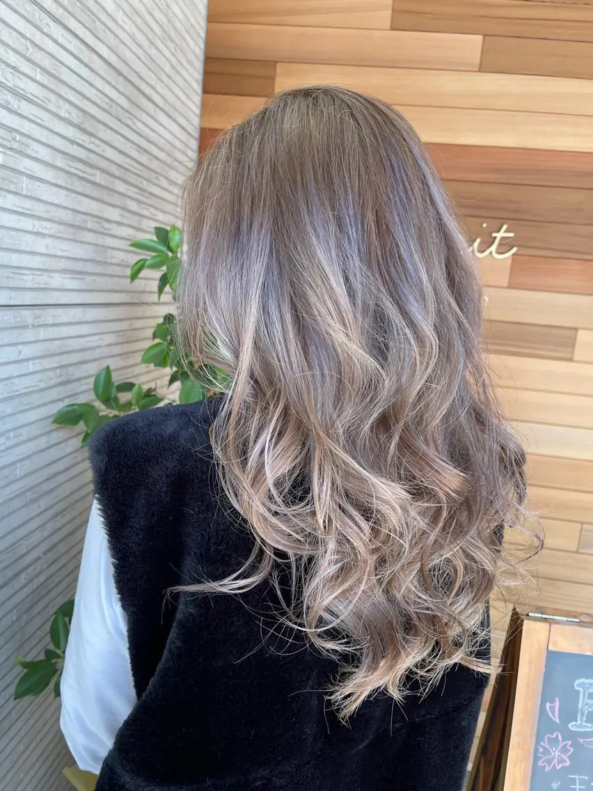 ロング カラー ベージュカラー ブリーチ ホワイトベージュ ヘアカラー 【AMANEQ】 yuka🦋のヘアスタイル