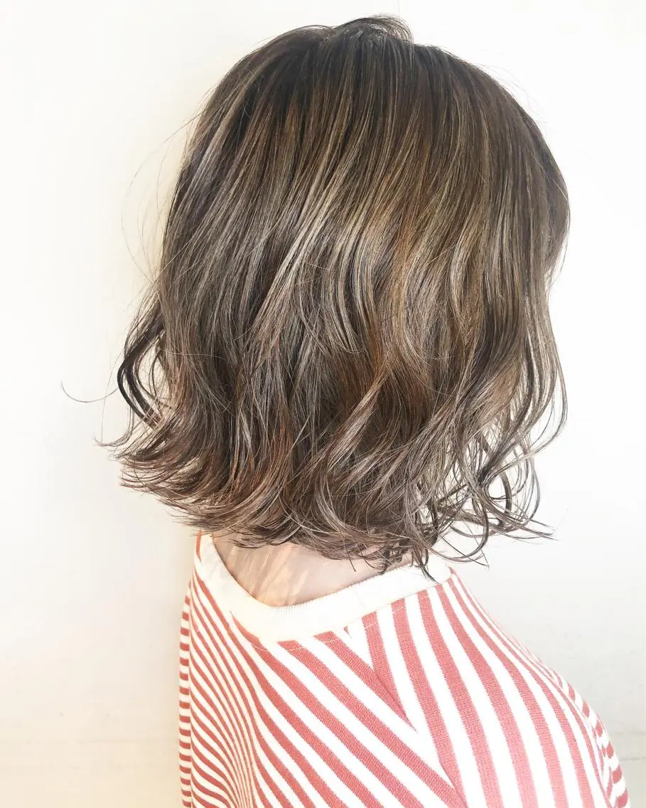 ミディアム カラー グレージュ 西本 夏美のヘアスタイル