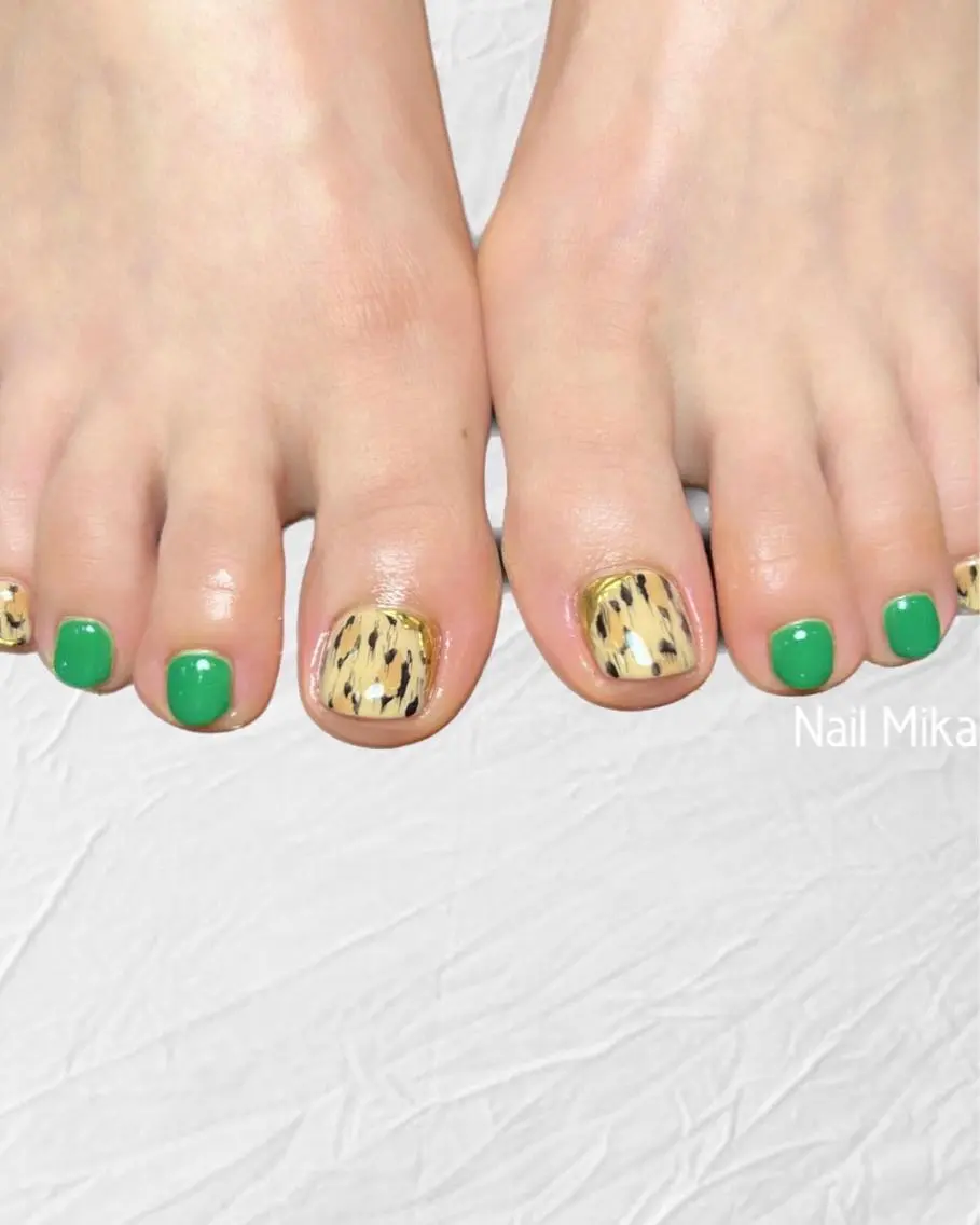 ネイル アニマル柄 フットネイル グリーン ミラーネイル Nail Mikakoのネイルデザイン