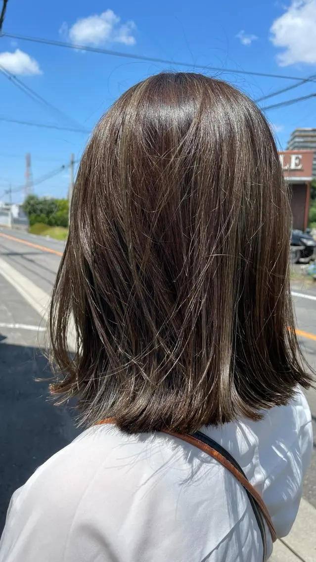 セミロング アッシュ ハイライト カット ヘアカラー ビヨウシツトリコ よねたにみなのヘアスタイル