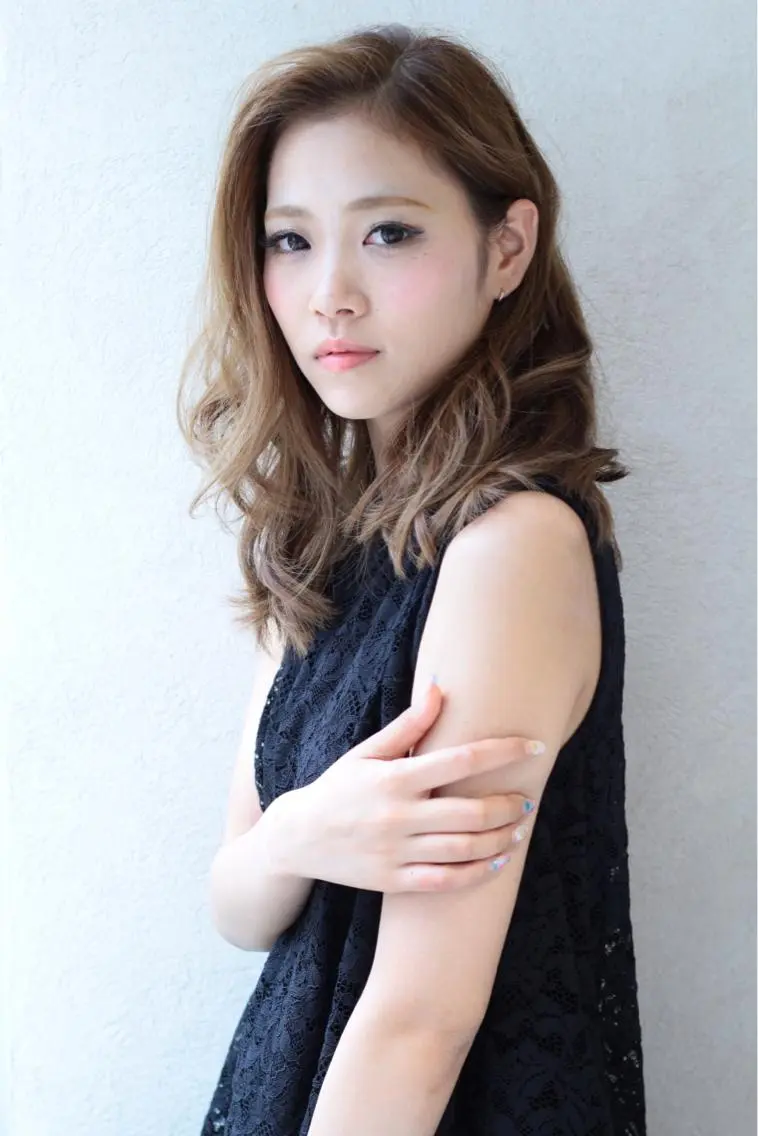 ミディアム セミロング カラー パーマ アッシュ ベージュカラー 透明感カラー かきあげバング 城領 直輝のヘアスタイル