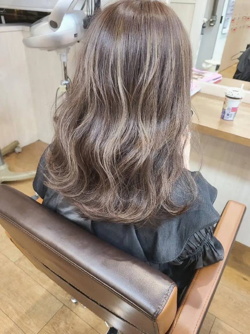 セミロング カラー ハイライトカラー ハイライト 【ネウィ天王寺 】seiyaのヘアスタイル