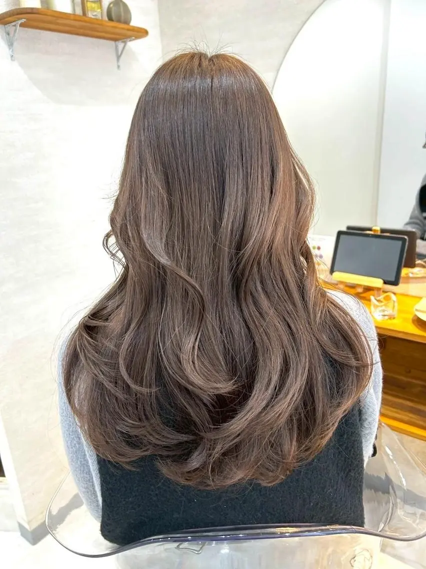 ロング 透明感/地毛風カラー AYAKAのヘアスタイル