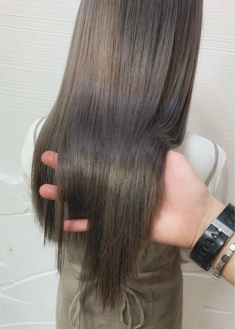 セミロング カラー グレージュ ヘアカラー トリートメント 矢野 晃平のヘアスタイル