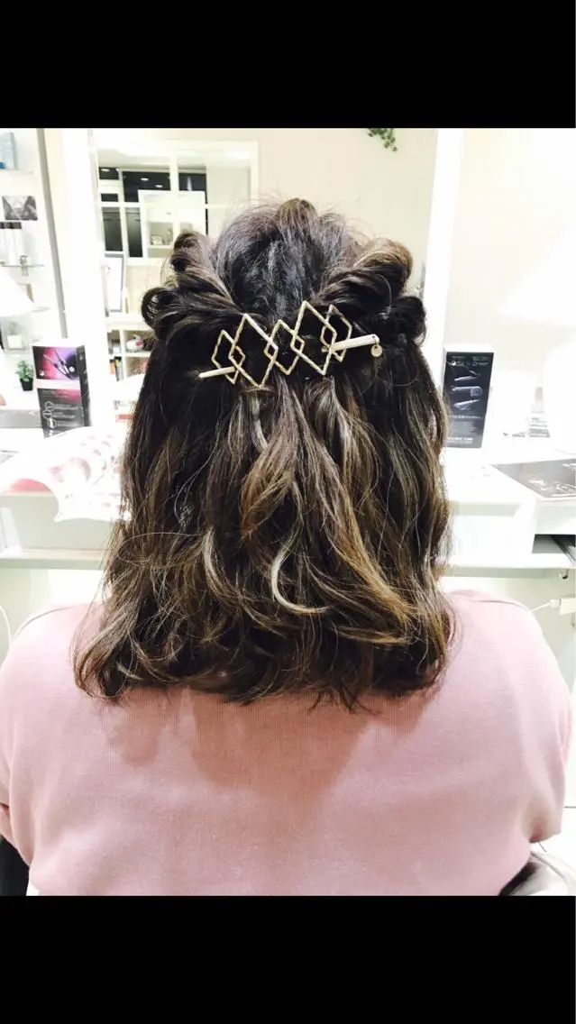 ミディアム ヘアアレンジ ハーフアップ Miku🪄💫 フェイスレイヤーのヘアスタイル