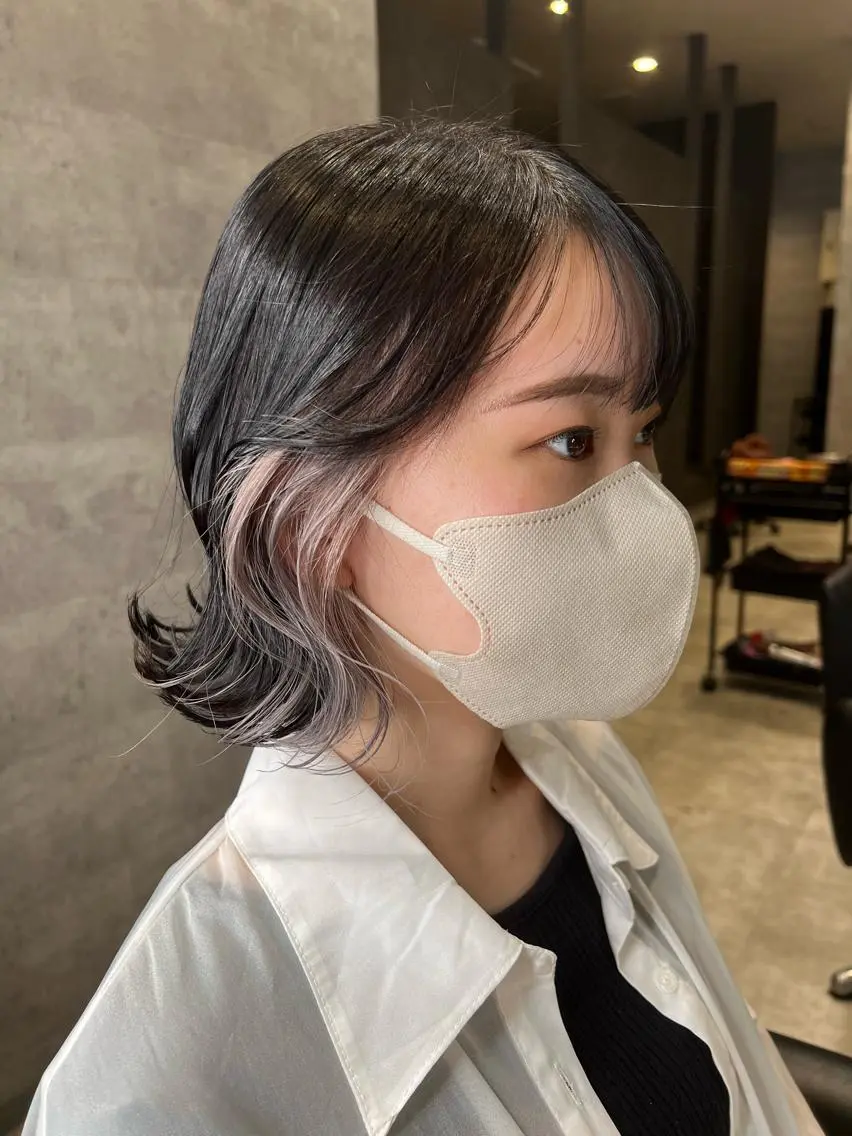 ミディアム カラー ヘアアレンジ ベージュカラー ブリーチ ダブルカラー ミルクティーベージュ ヨシンモリ hiiko顔まわり カットのヘアスタイル