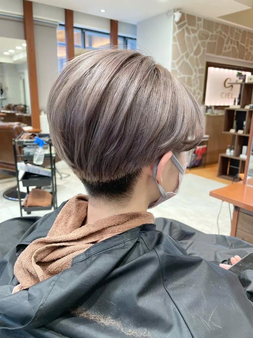 ショート カラー ベージュカラー ホワイトベージュ 艶カラー/インナー /グラデ/大西小百合のヘアスタイル