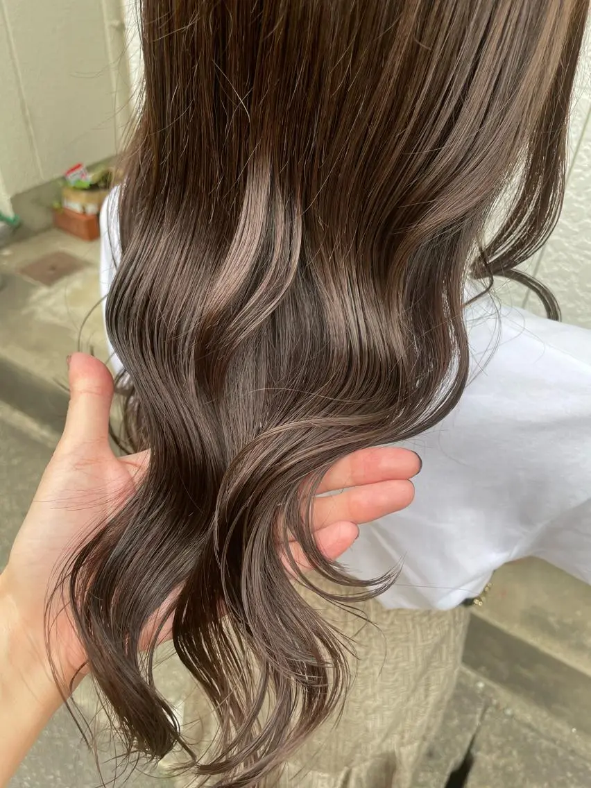 セミロング カラー カット インナーカラー 推し ブリーチ 髪質改善のヘアスタイル