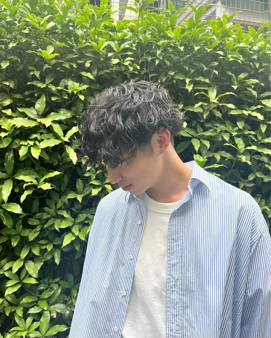 ミディアム パーマ メンズ ミディアムパーマ メンズパーマ 波巻きパーマ 宮崎 恵多のヘアスタイル