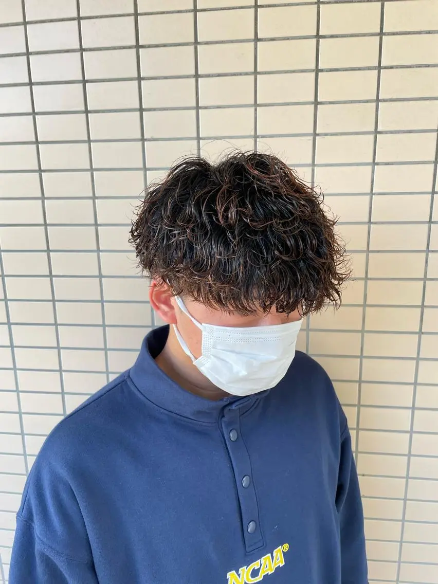 ショート カラー パーマ ヘアアレンジ メンズ アイブロウ センターパート メンズハイライト メンズハイトーン マッシュウルフ マッシュ カット パーマ トリートメント ヘッドスパ ヘアセット スパイキー/フェザー /波巻き/かいとのヘアスタイル