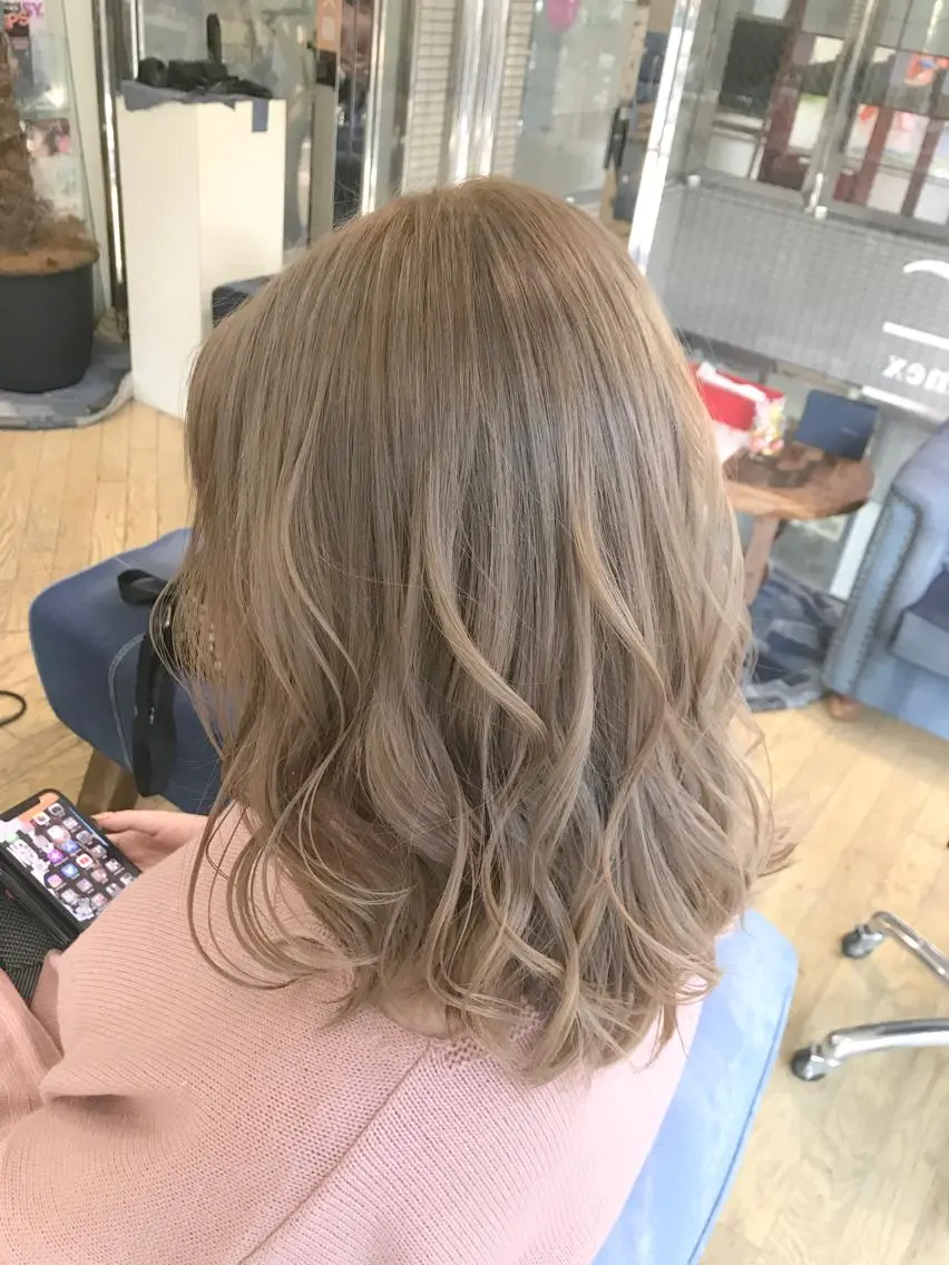 ミディアム カラー ヘアアレンジ ベージュカラー ミルクティーベージュ 松井 敬太郎のヘアスタイル