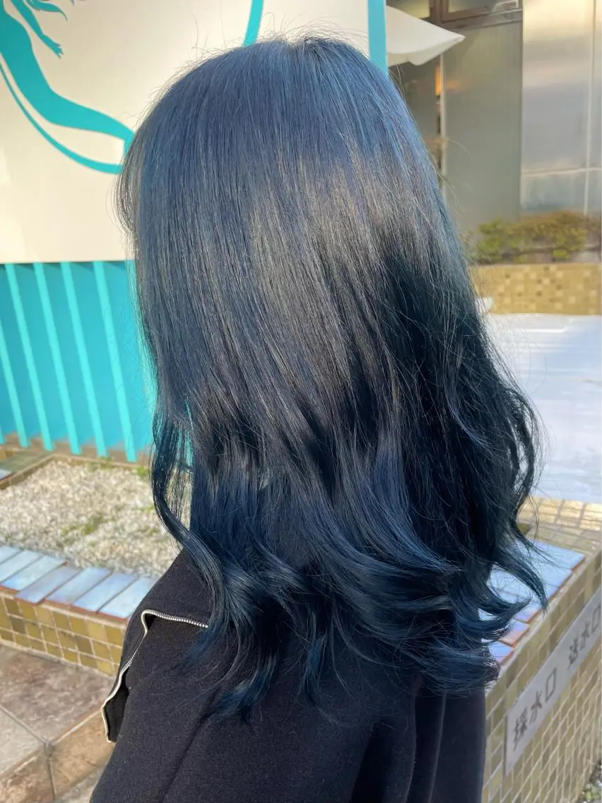 ロング カラー ブリーチ ブルーカラー ネイビーカラー 佐藤 魁人のヘアスタイル