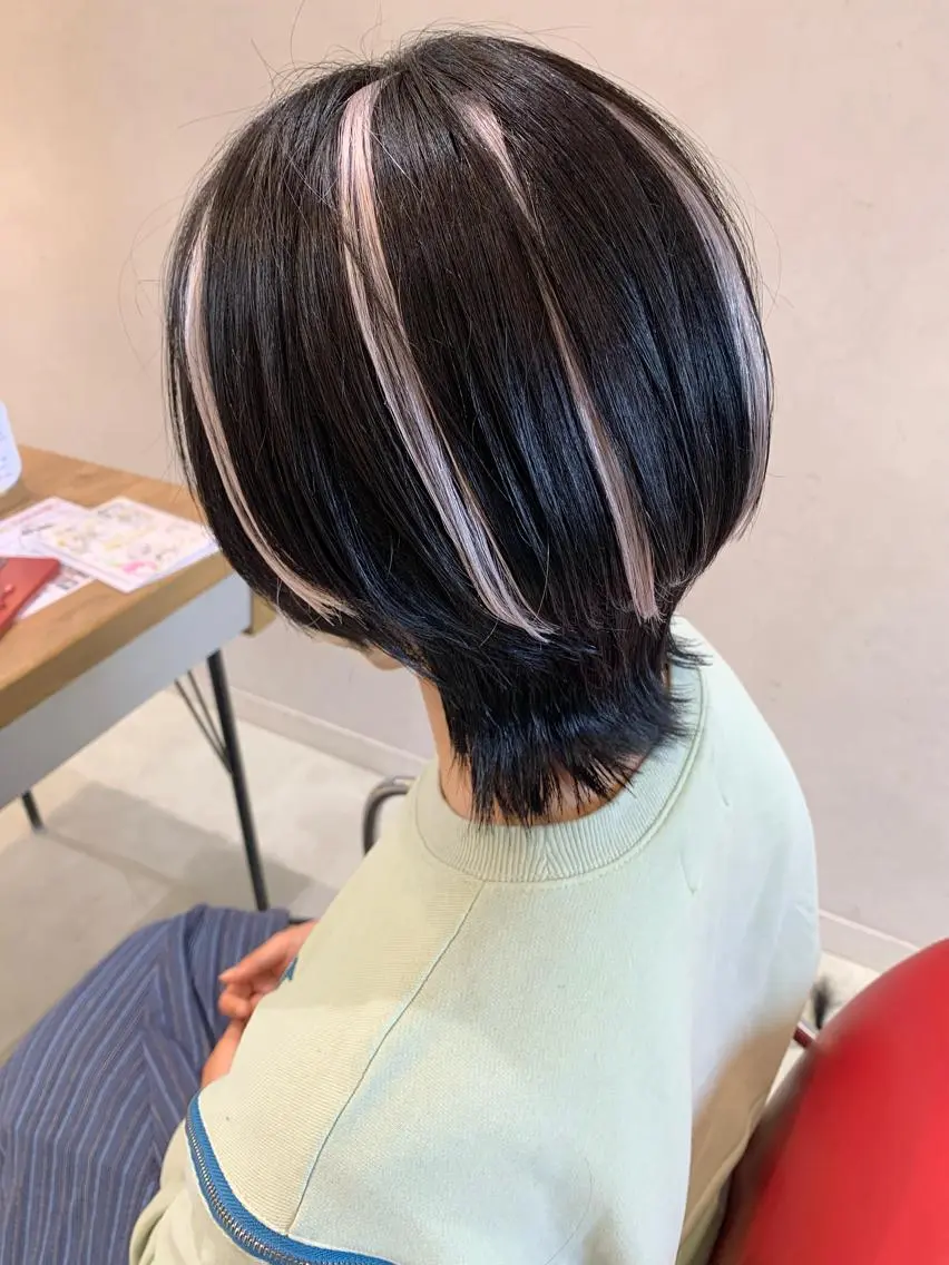 ミディアム カラー シルバー エクステ ayumi🌈 インナーカラー🌈のヘアスタイル