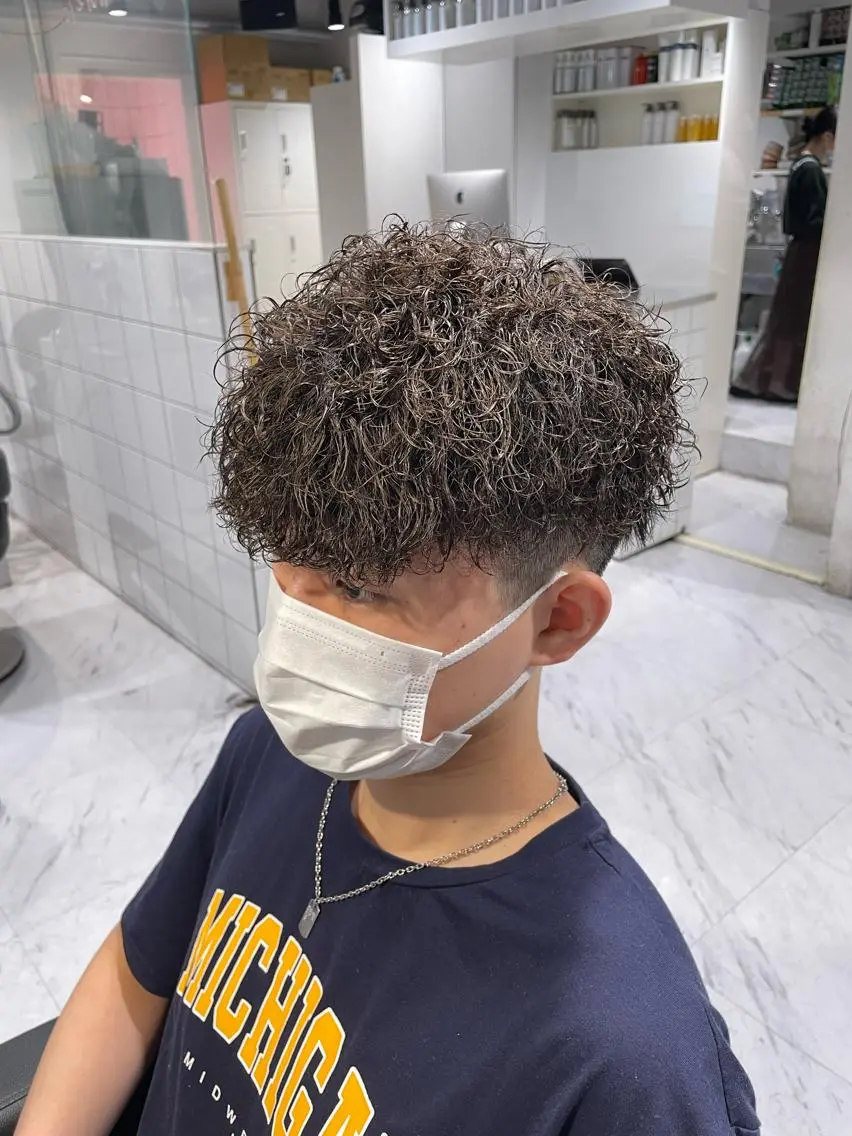 ショート カラー パーマ ヘアアレンジ メンズ アイブロウ センターパート メンズハイライト メンズハイトーン マッシュウルフ マッシュ カット パーマ トリートメント ヘッドスパ ヘアセット スパイキー/フェザー /波巻き/かいとのヘアスタイル