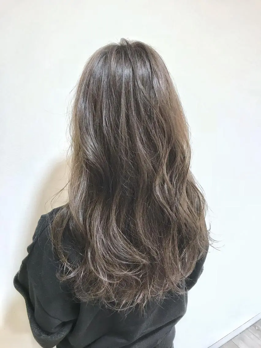 ロング カラー アッシュ アッシュグレー アッシュグレージュ グレージュ ハイライトカラー ヘアカラー トリートメント Miru by INCE HAIRのヘアスタイル