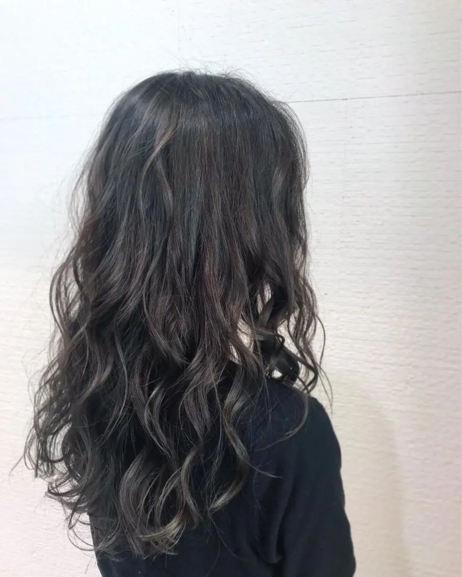 ロング カラー ヘアアレンジ ブルーカラー ブルージュ 白髪ぼかしハイライト 茗荷谷駅徒歩2分のヘアスタイル