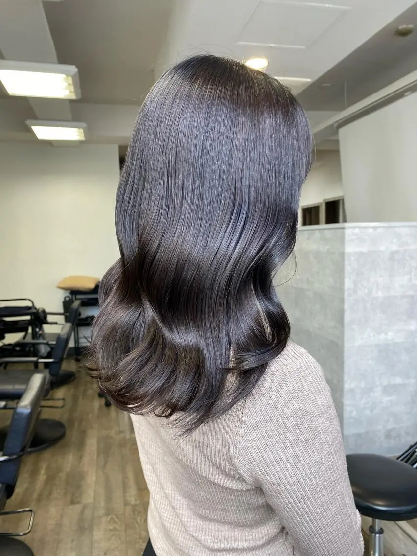 ロング アッシュ アッシュグレー 檜谷 晴　顔周りカットのヘアスタイル
