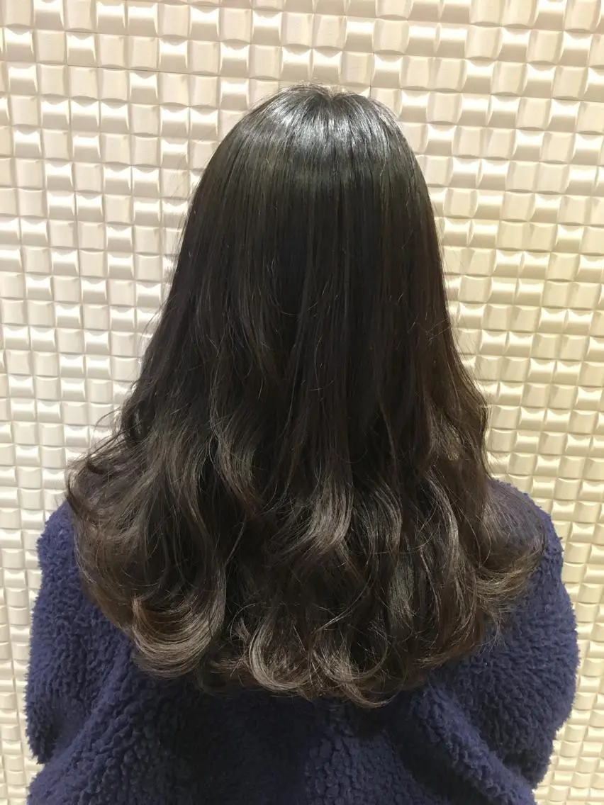 ミディアム カラー ブルーカラー ブルージュ ハイライトカラー ハイライト カット ヘアカラー トリートメント scene. haraのヘアスタイル