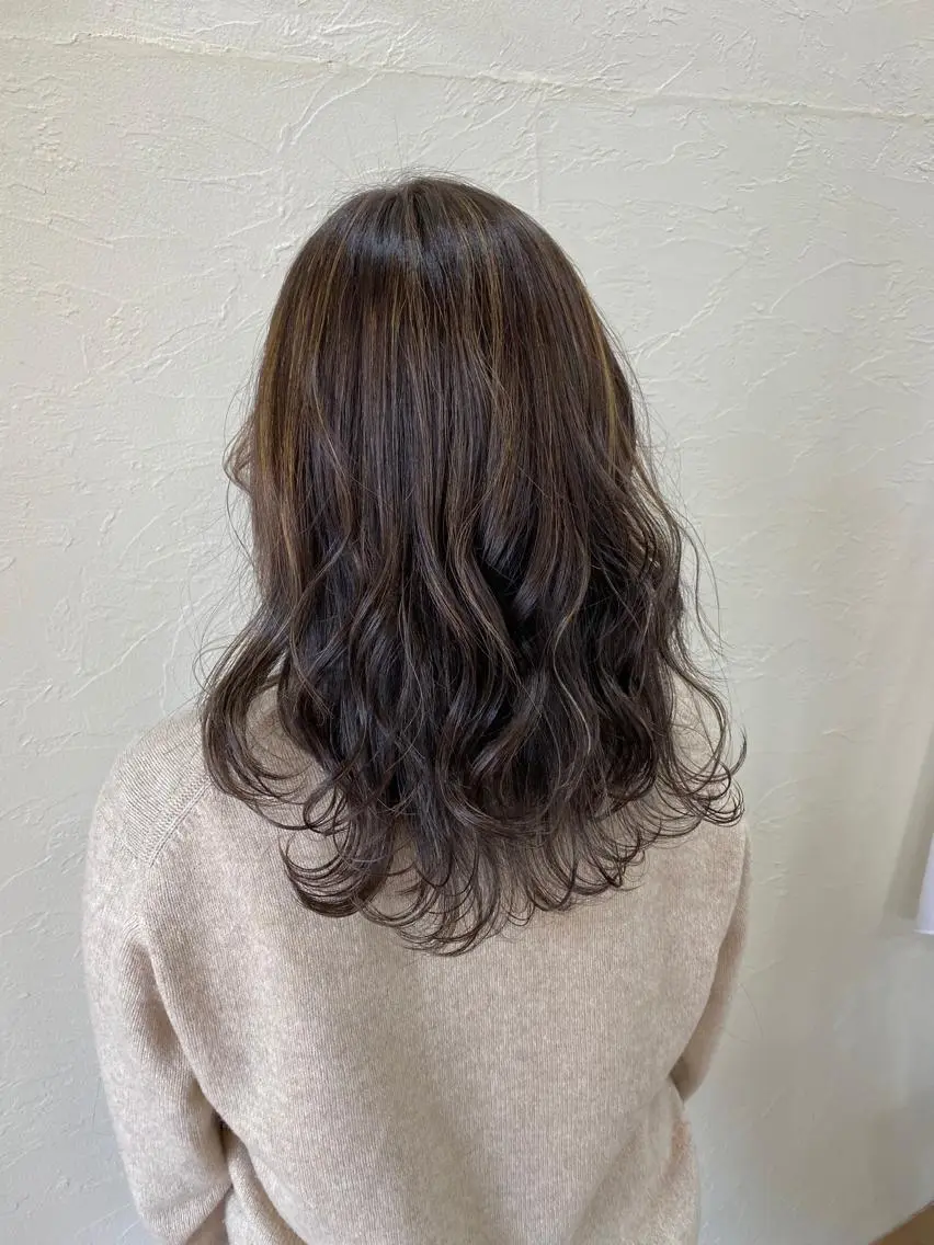 セミロング カラー ハイライトカラー ハイライト カット ヘアカラー トリートメント ENIF ヤマグチアツコのヘアスタイル