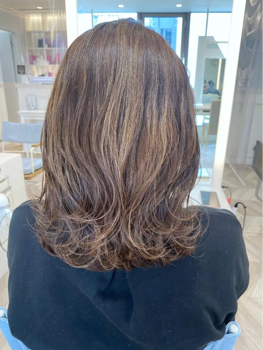 ミディアム カラー ベージュカラー ハイライトカラー イルミナカラー ハイライト 小顔レイヤー/ ベージュ🤍Rieのヘアスタイル