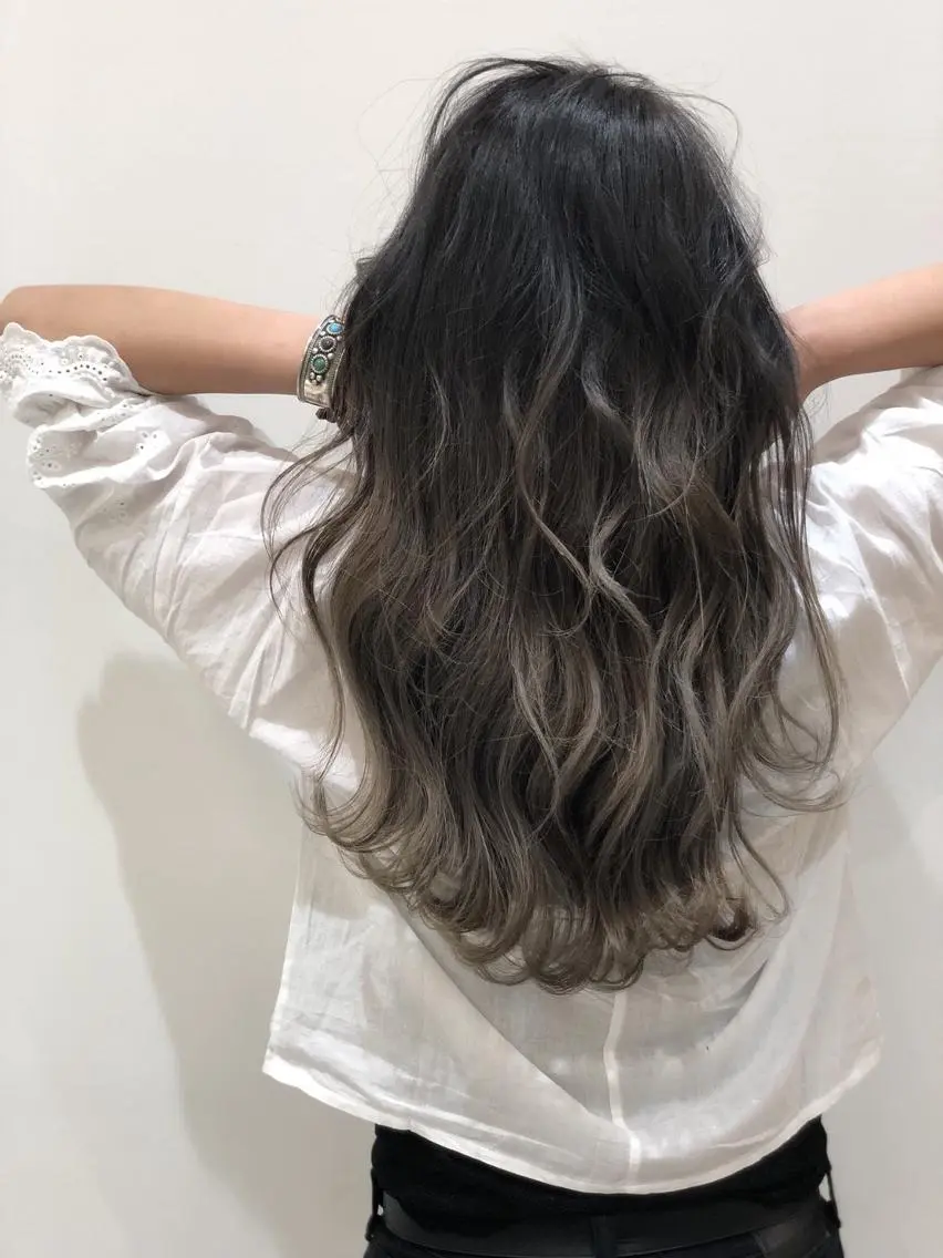 ミディアム ハイトーンブリーチ 土坂　由志【京都】のヘアスタイル