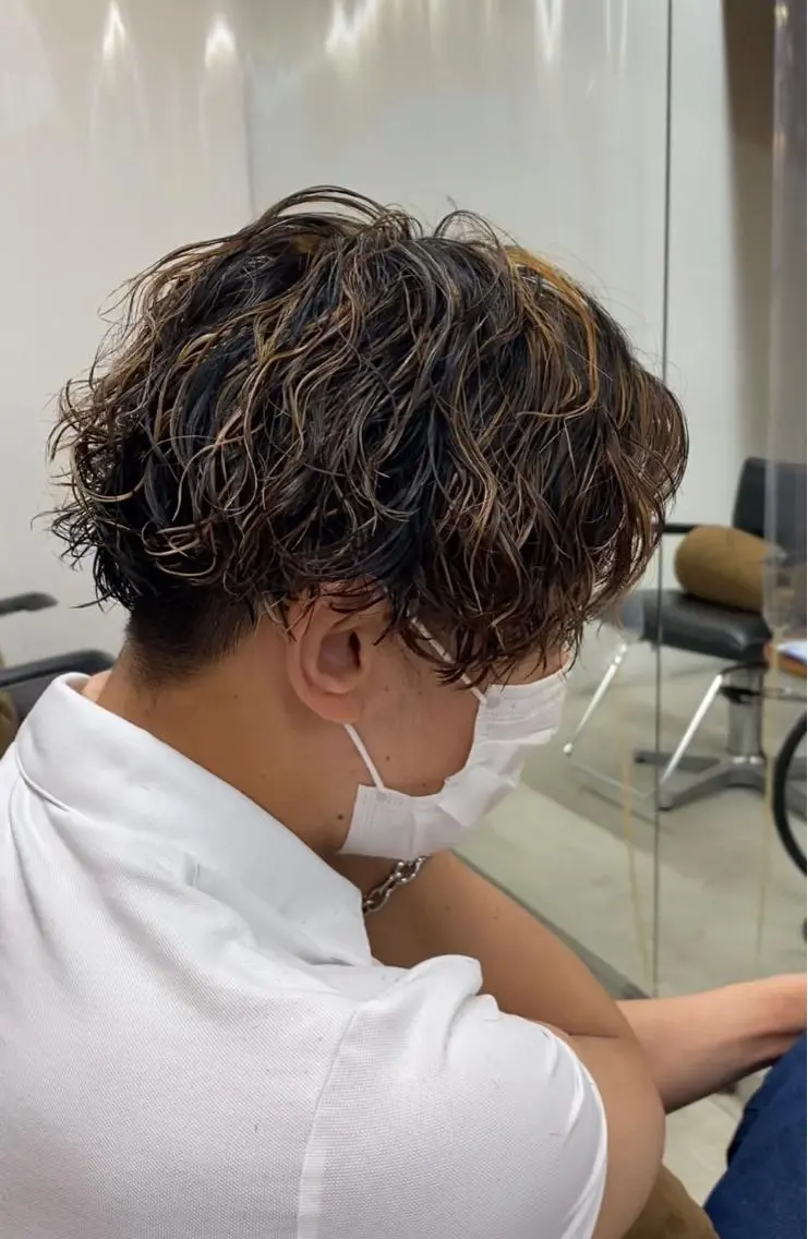 ショート カラー メンズ メンズパーマ デザインカラー 斎藤 仁のヘアスタイル