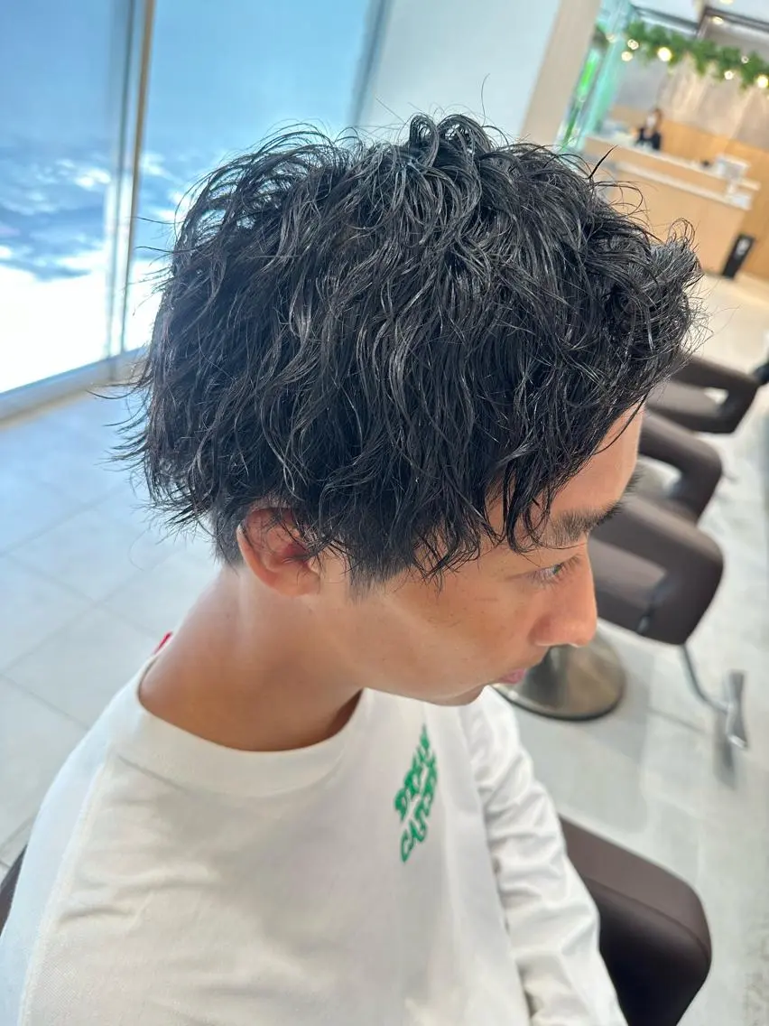 ミディアム パーマ メンズ ミディアムパーマ フェードカット メンズパーマ ツイストスパイラルパーマ 刈り上げ 💈メンズ特化 美容師サキ💈のヘアスタイル