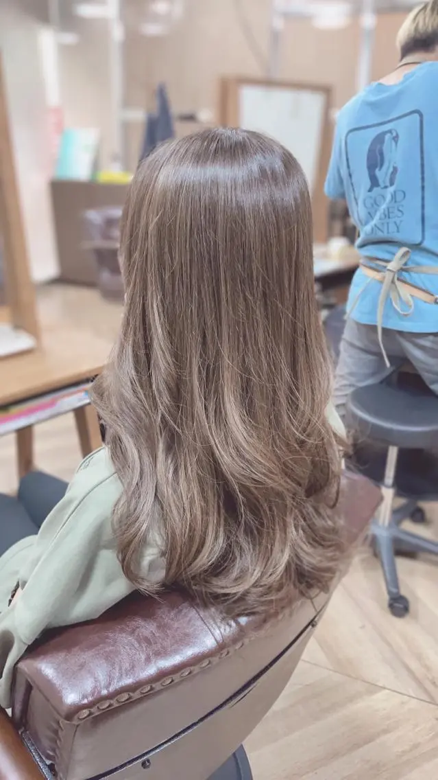 ロング カラー アディクシーカラー アッシュ ベージュカラー ブリーチ ケアブリーチ カット ヘアカラー トリートメント 菊池 貢平のヘアスタイル