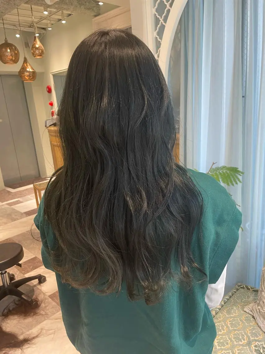 カラー ベージュカラー 黒髪 ブリーチ ブルーカラー ブルーブラック ヘアカラー 木屋元一/縮毛矯正 /前髪/レイヤーのヘアスタイル