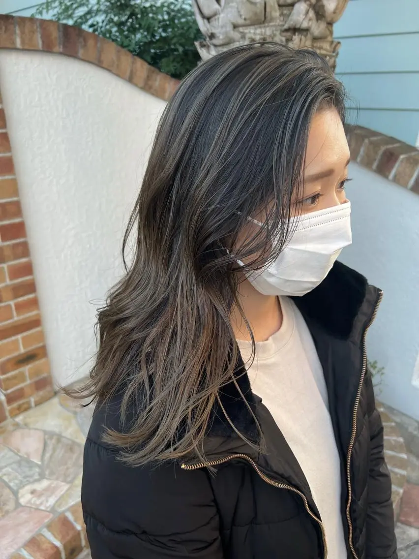 セミロング カラー 鷺谷 玲奈のヘアスタイル