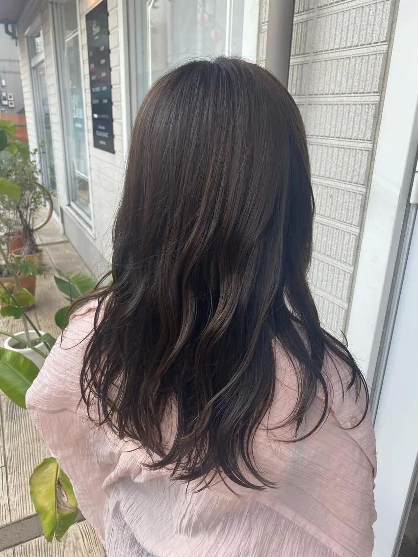 ロング カラー オリーブカラー 佐藤 優衣のヘアスタイル