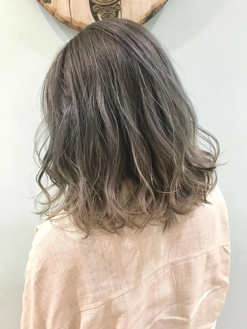 セミロング カラー グレージュ ミルクティーグレージュ 佐藤 魁人のヘアスタイル