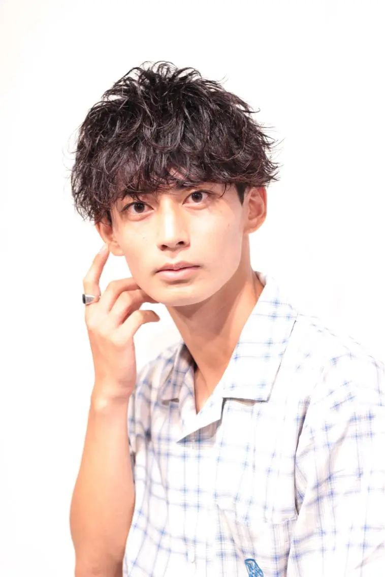 ショート カラー パーマ ヘアアレンジ メンズ キッズ アイブロウ センターパート マッシュウルフ マッシュ メンズパーマ 刈り上げ カット パーマ トリートメント ヘッドスパ ヘアセット スパイキー/フェザー /波巻き/かいとのヘアスタイル
