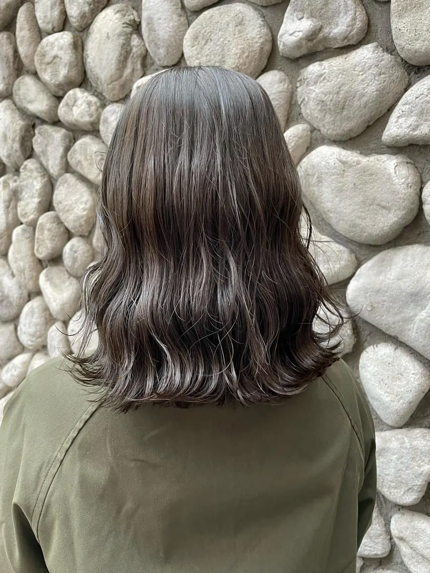 ショート 透明感オリーブ🫒/ ブリーチなしWカラーのヘアスタイル