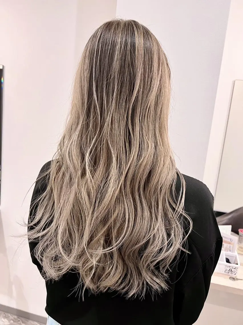 カラー ロング ハイトーンカラー トリートメント RICHAIR リシェイルのヘアスタイル